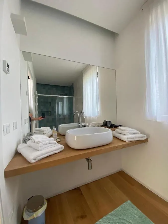 Villa Emma Lazise. Astonishing Lake View 0*, Lazise